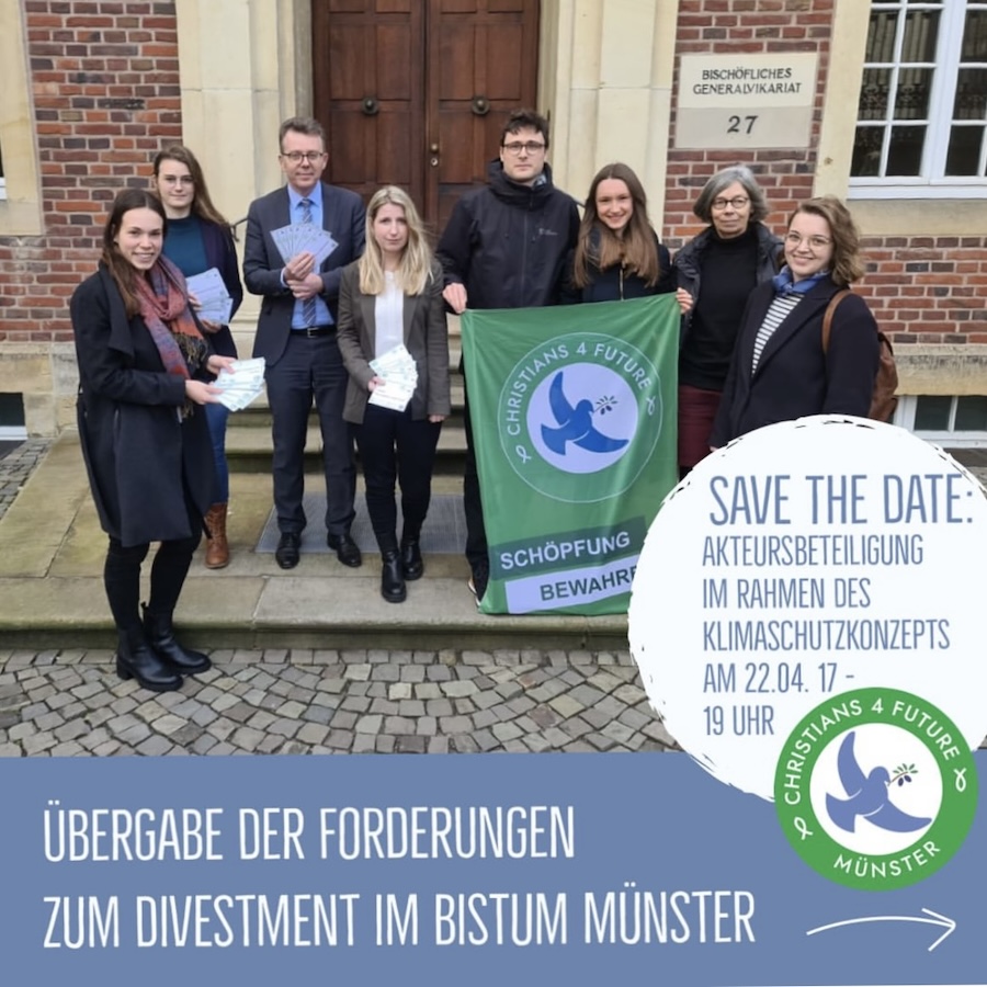 Acht Menschen, vor dem Eingang des Bischöflichen Generalvikariats in Münster. Fahne der Christians 4 Future mit Text: Schöpfung bewahren. Weitere Texte auf dem Bild: Übergabe der Forderungen zum Divestment im Bistum Münster. Und: Save the Date: Akteursbeteiligung im Rahmen des Klimaschutzkonzepts am 22.04.2024, von 17 bis 19 Uhr.