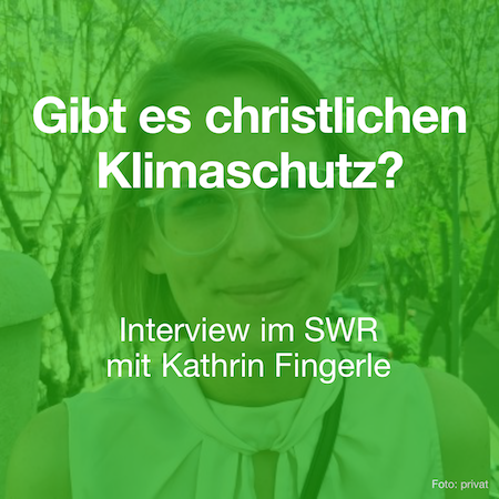 Portraitfoto von Kathrin Fingerle, lächelnd und mit Brille. Im Hintergrund Straßenbäume. Text: Gibt es christlichen Klimaschutz? Interview im SWR mit Kathrin Fingerle.