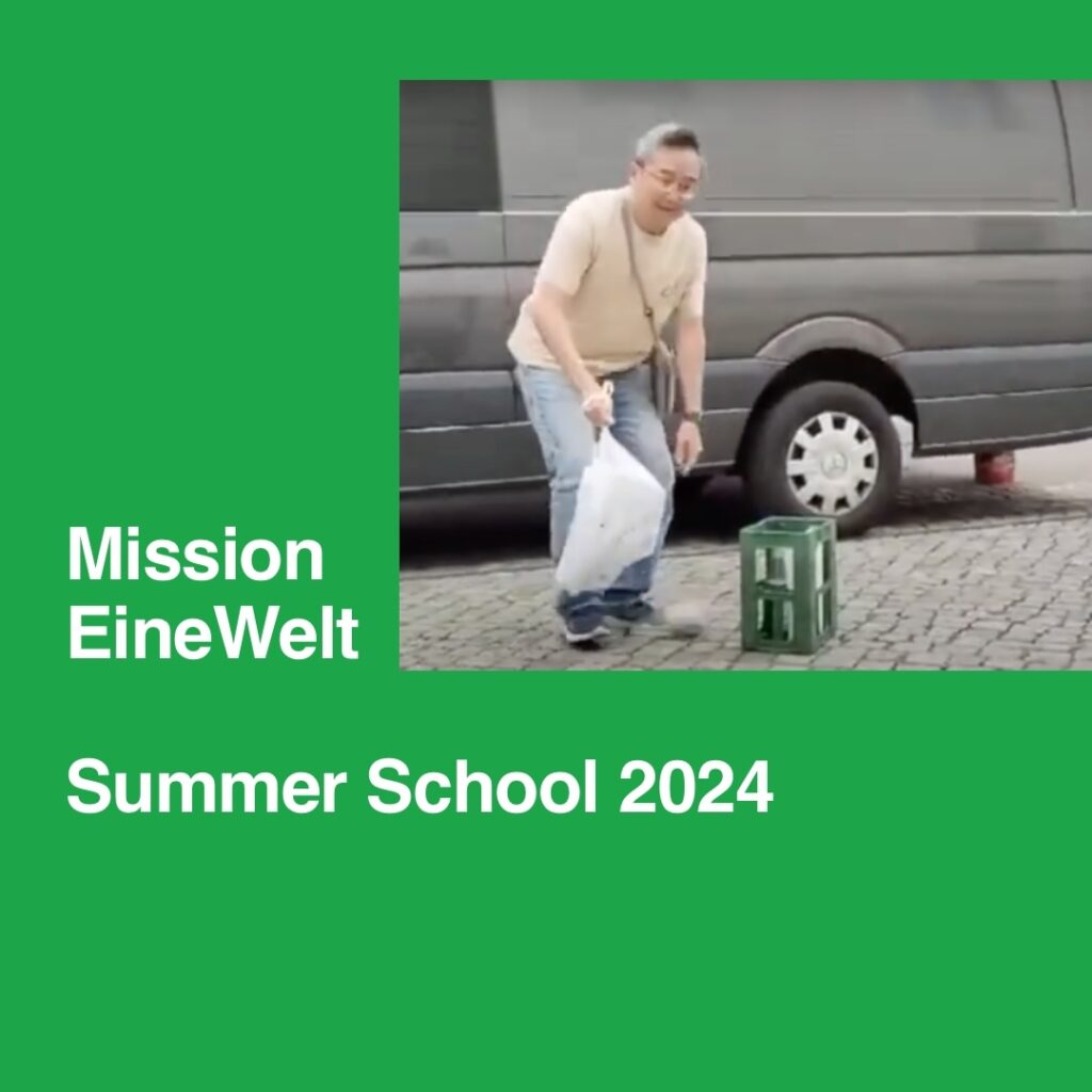 Ein Mensch sammelt Flaschen auf. Text: Mission Eine Welt. Summer School 2024